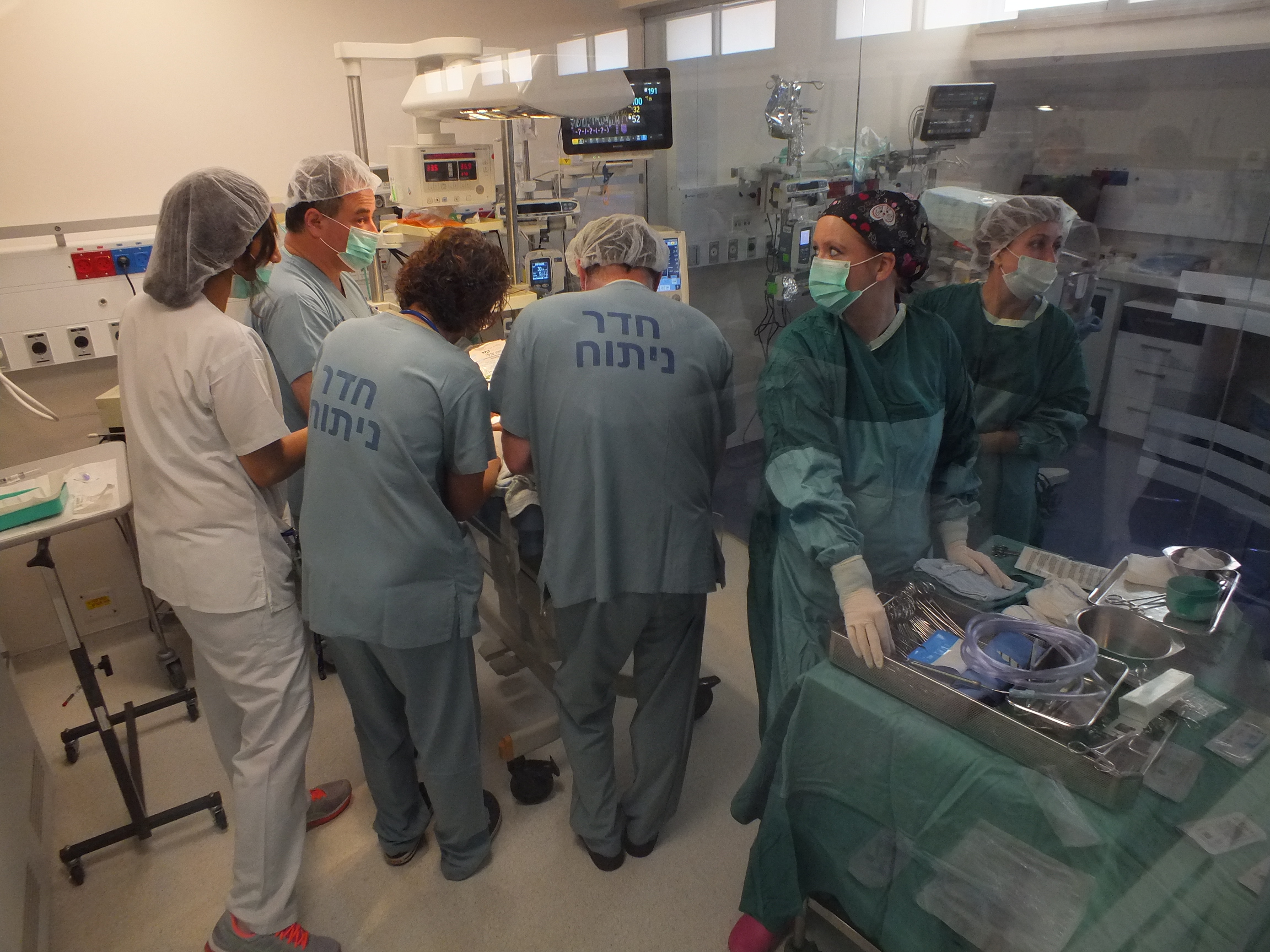 צוות בית החולים כרמל במהלך הניתוח בפגה בחדר החדש
